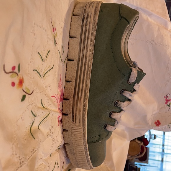 🤍Steve Madden🤍 Distressed Platform Sneakers. Size 7.5 - Picture 7 of 7